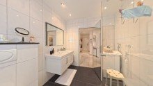 Badezimmer Echte Perle im Erdgeschoss mit Balkon und Garage in OB-Styrum
