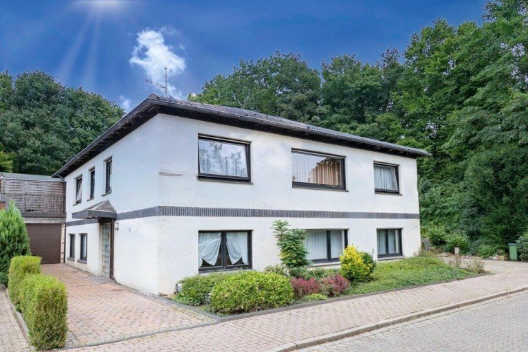 Haus Seitenansicht Oberhausen Zweifamilienhaus OB-K�nigshardt: freistehender Bungalow am Waldrand