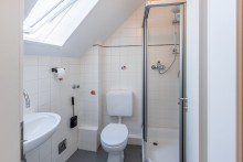 Bad 1. Wohnung OG Viele Nutzungsm�glichkeiten in OB-Alstaden: gro�es Dreifamilienhaus mit Garagenhof