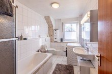 Wohnung OG Bad Attraktives Zweifamilienhaus zentral in Sterkrade-Mitte