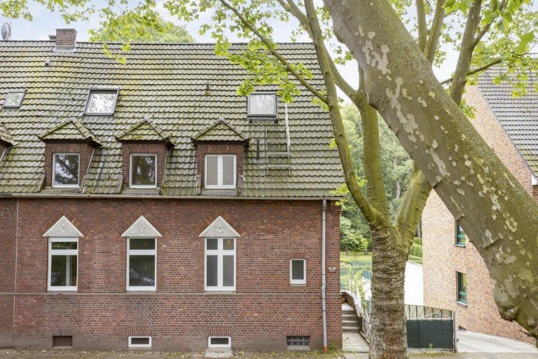 Haus Frontansicht Oberhausen Zweifamilienhaus Vielseitige DHH mit Traumgrundst�ck in Sterkrade