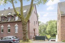 Haus Seitenansicht Vielseitige DHH mit Traumgrundst�ck in Sterkrade