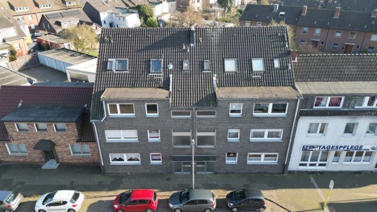 Front Oberhausen Dachgeschosswohnung Eine Wohneinheit - Zwei Mieter durch separate Eing�nge: lohnende Kapitalanlage in OB Schwarze Heide