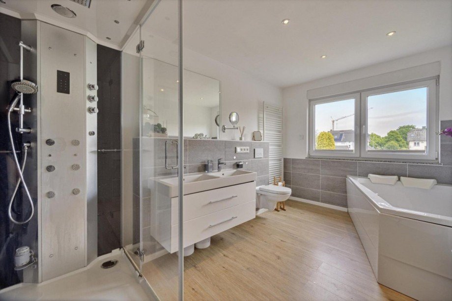 Badezimmer_Obergeschoss Doppelhaush�lfte Gladbeck