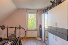 Zimmer 2. Wohnung OG Viele Nutzungsm�glichkeiten in OB-Alstaden: gro�es Dreifamilienhaus mit Garagenhof