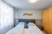 Schlafzimmer Wohnung EG Viele Nutzungsm�glichkeiten in OB-Alstaden: gro�es Dreifamilienhaus mit Garagenhof